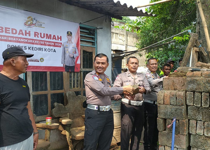 Sentuhan Kepedulian Bhayangkara, Polres Kediri Kota Bedah Rumah Warga Tosaren