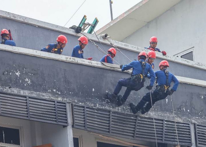 Personel Damkar Surabaya Siaga Tanpa Libur saat Lebaran, Warga Diimbau Cek Listrik dan Elpiji