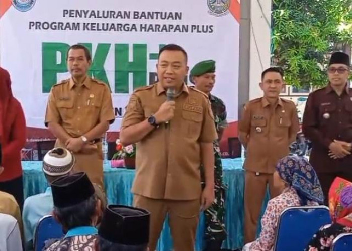 Ribuan Lansia di Situbondo Terima Bantuan Uang Tunai PKH Plus