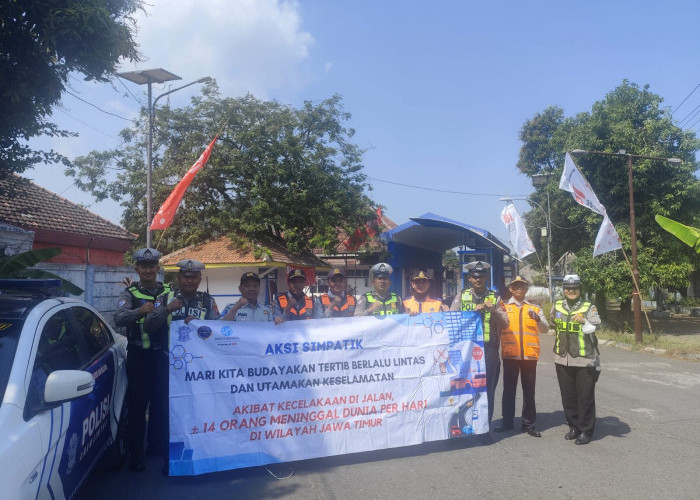 Tekan Angka Kecelakaan, Satlantas Polres Lumajang Bagikan Brosur Imbauan kepada Sopir Truk