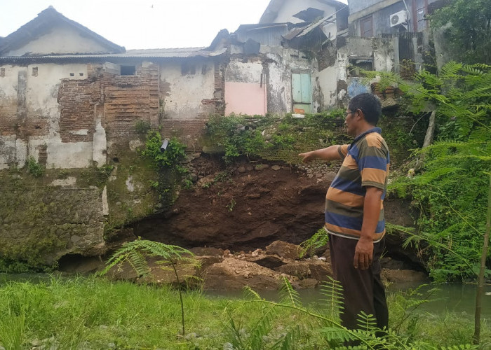 Plengsengan Kali Jompo Ambrol, Warga Khawatir Banjir Susulan