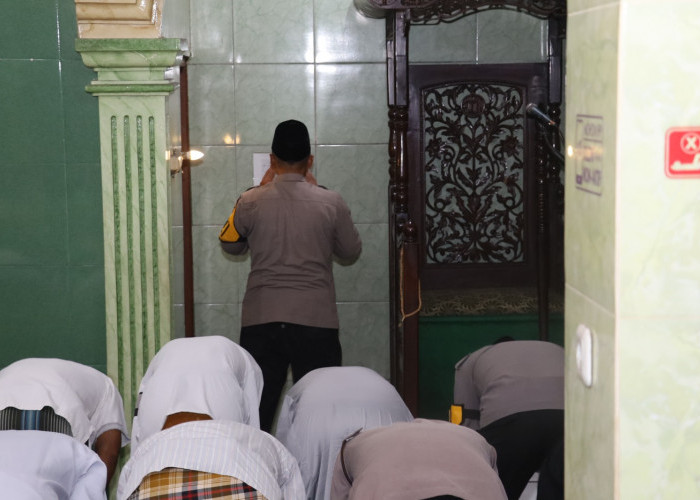 Kasat Binmas Polres Pelabuhan Tanjung Perak Jadi Imam Tarawih, Perkuat Kebersamaan di Bulan Ramadan