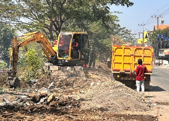 Satpol PP Surabaya Tertibkan Usaha Barang Bekas di Bantaran Sungai Kali Tebu