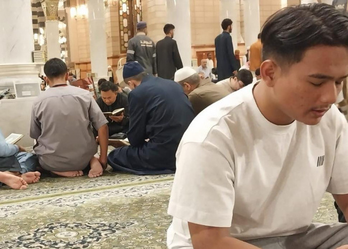Nyantri Kilat di Masjid Nabawi, Berburu Berkah Lewat Tartil Al-Qur'an