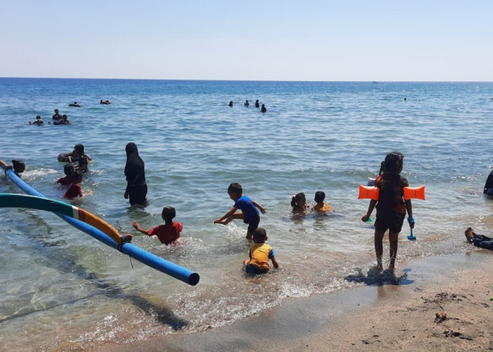 Libur Akhir Pekan, Wisata Pantai Pasir Putih Situbondo Dipadati Pengunjung