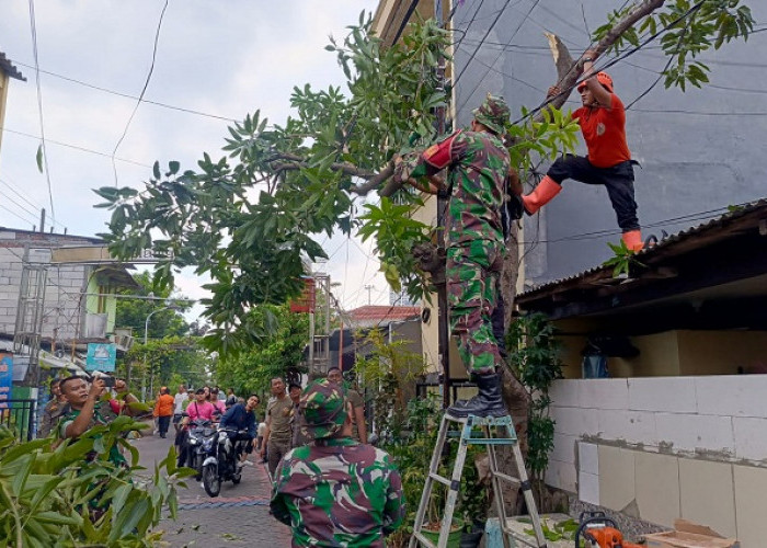 Pemkot Surabaya Gotong Royong Tangani Bencana Angin Puting Beliung di Mulyorejo, 316 Jiwa Terdampak