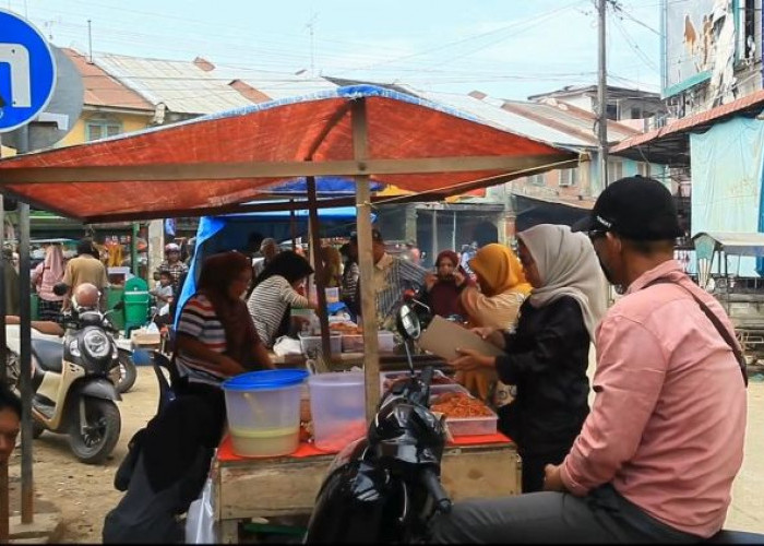 Penghujung Ramadan, Warga Aceh Tamiang Ramai Berburu Takjil dan Belanja Kebutuhan Lebaran