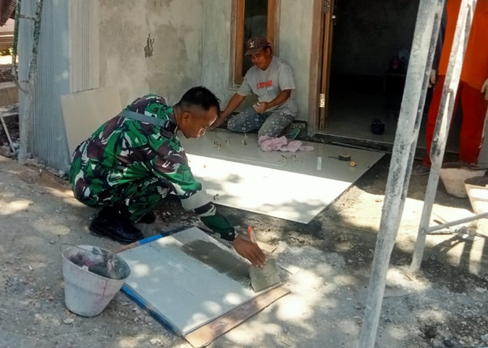 Wujud Kemanunggalan TNI, Babinsa Larangan Bantu Warga Grujugan Perbaiki Rumah