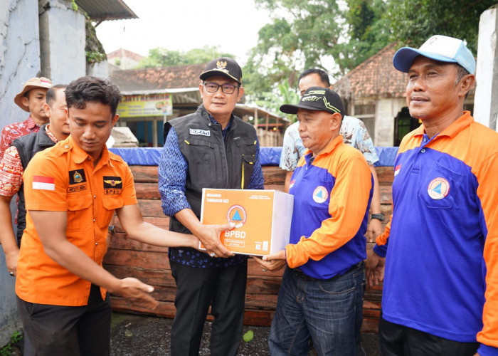 Masyarakat Terdampak Luapan Bengawan Solo di Lamongan Terima Bantuan Logistik 