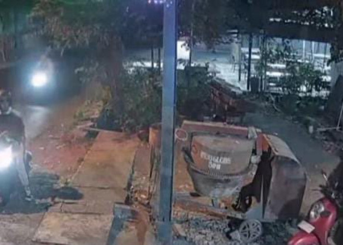 Terekam CCTV, Dua Pria Gasak Scoopy di Driyorejo Gresik