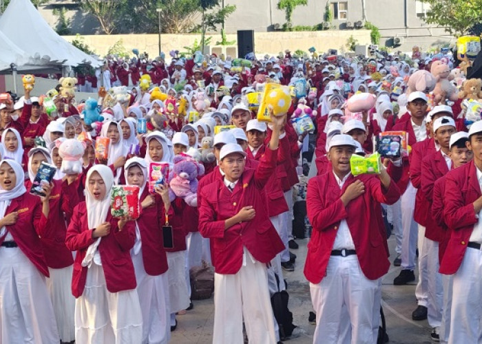 Peduli Korban Bencana NTT, UM Surabaya Kirim Boneka hingga Pembalut
