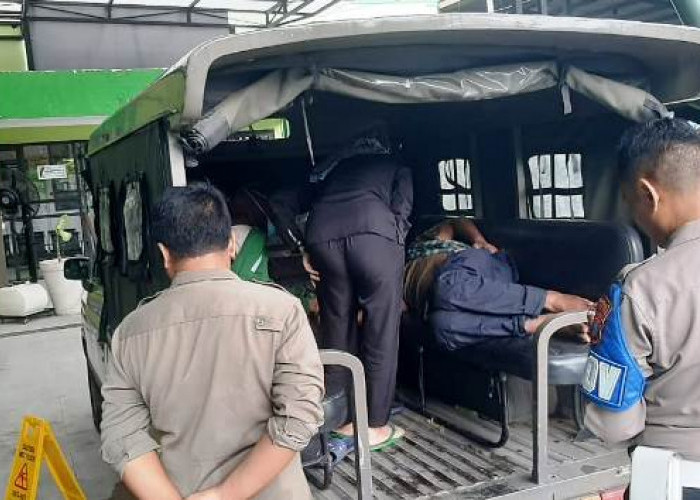 Respons Cepat Polsek Taman Tangani Warga Tergeletak Tanpa Identitas di Sidoarjo
