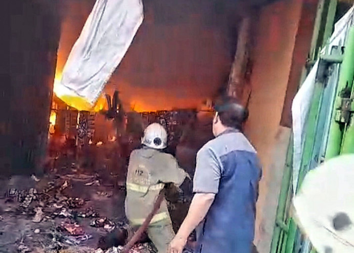Dua Toko Sembako di Putat Jaya Terbakar Akibat Korsleting Listrik