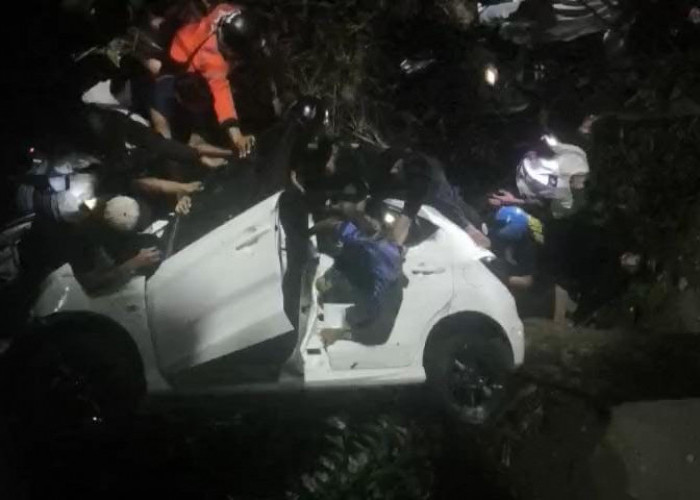 Mobil Brio Terjun Bebas di Viaduk Gubeng Surabaya, 2 Orang Terluka