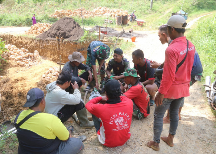 Di Balik Pembangunan TPT Ada Cerita Hangat Satgas TMMD