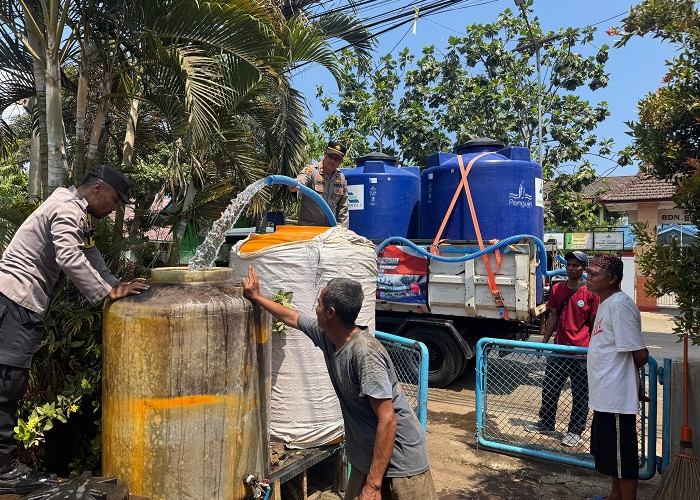 Polres Malang Kawal Distribusi Air Bersih untuk Warga Sumberpucung Terdampak Kekeringan