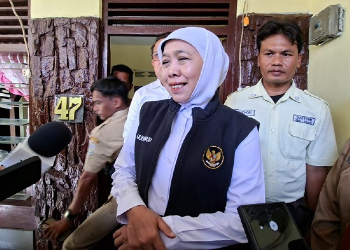 Dari Zakat ASN Ke Hunian Layak Khofifah Bedah Rumah Penjaga Sekolah di Surabaya