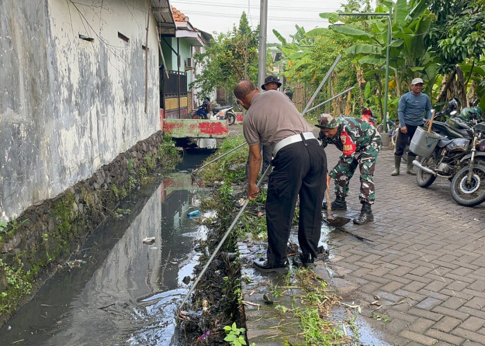 Antisipasi Banjir, Polsek dan Koramil Buduran Bersama Warga Kerja Bakti Bersihkan Sungai