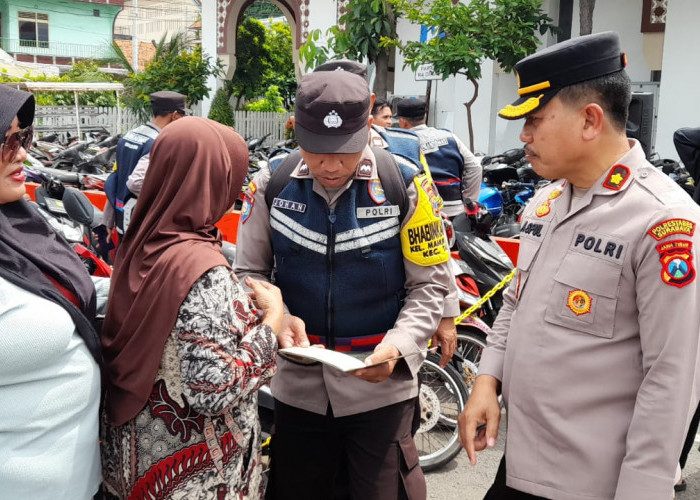 Wujud Pelayanan Prima, Kapolsek Tandes Dampingi Warga Ambil Motor di Mapolrestabes Surabaya