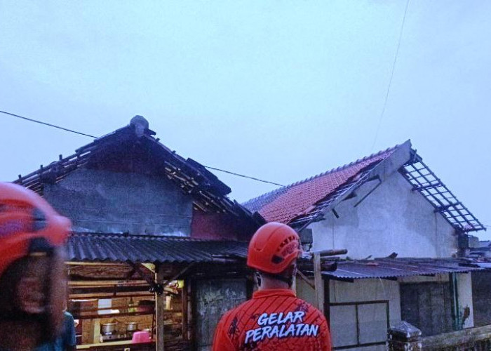 Rumah Rusak Akibat Puting Beliung di Driyorejo Gresik Mencapai 100 Unit