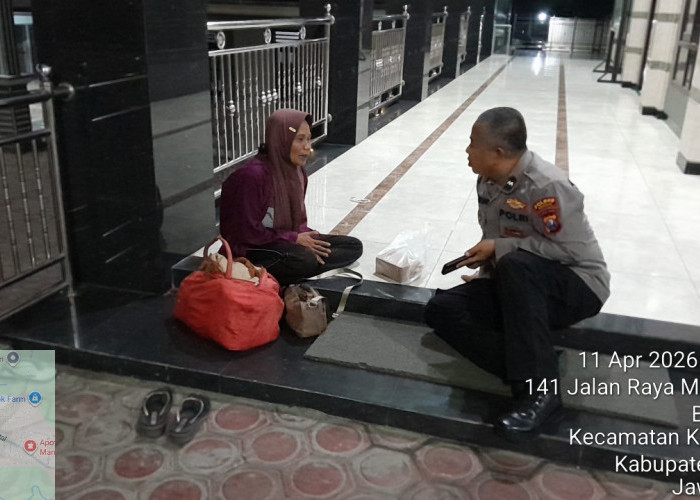 Respons Cepat Polisi Gresik Bantu Warga Terlantar, Diantar Naik Bus ke Terminal Bunder