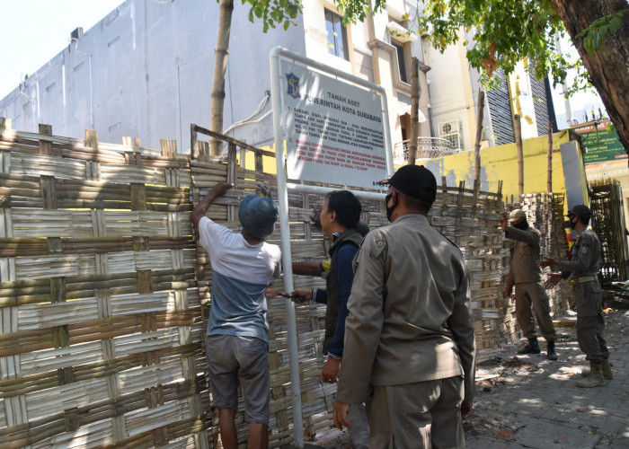 Selamatkan Aset, Satpol PP Surabaya Bersama BPKAD Tertibkan Warkop di Lahan Milik Pemkot