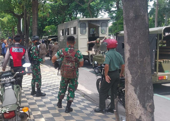 Penertiban PKL di Sekitaran Kampus C Unair, Polsek Mulyorejo Dampingi Satpol PP