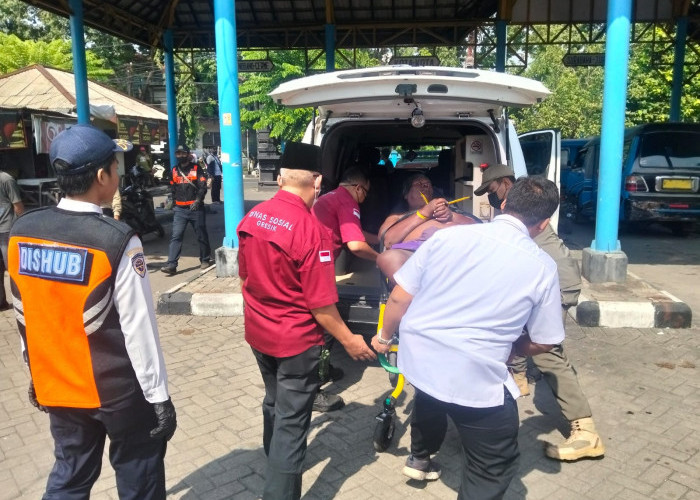 Resahkan Warga, Dinsos Gresik Evakuasi Orang Terlantar di Jalan Gubernur Suryo