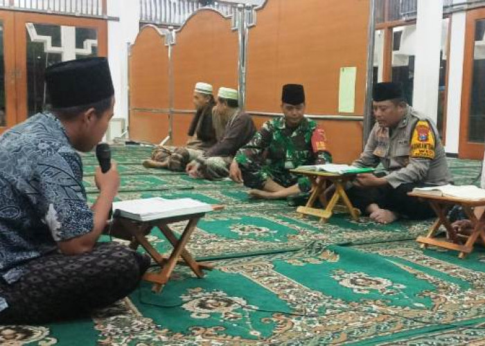 Perkuat Silaturahmi dan Kamtibmas Sidoarjo, Bhabinkamtibmas Desa Wedi Tadarus Bersama Warga