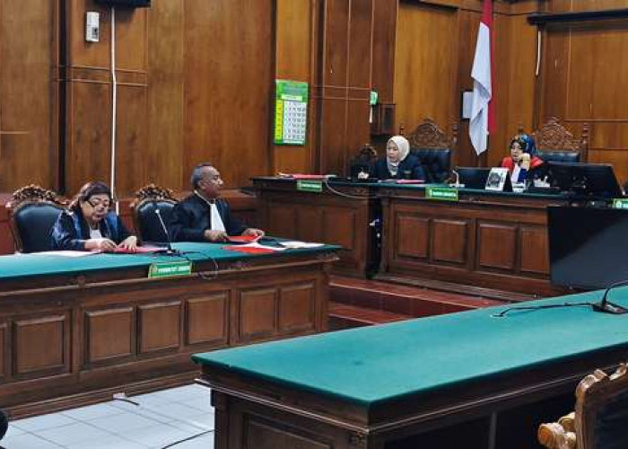 Tak Terima Dilerai, Pria Ini Main Hajar di Depan Kelab Malam