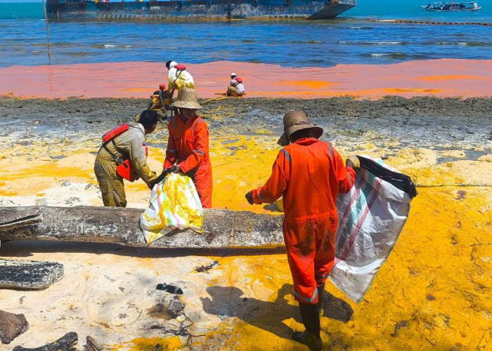 KSOP Kelas IV Kalianget Terus Memantau Pelaksanaan Penanganan Tumpahan CPO di Perairan Gili Iyang