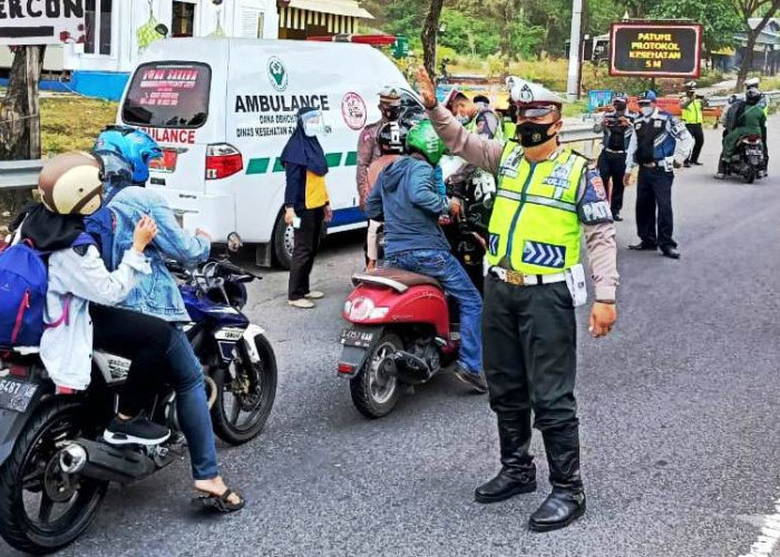 Satlantas Polres Bangkalan Kawal Tertib Lalin di Kawasan Padat Kendaraan