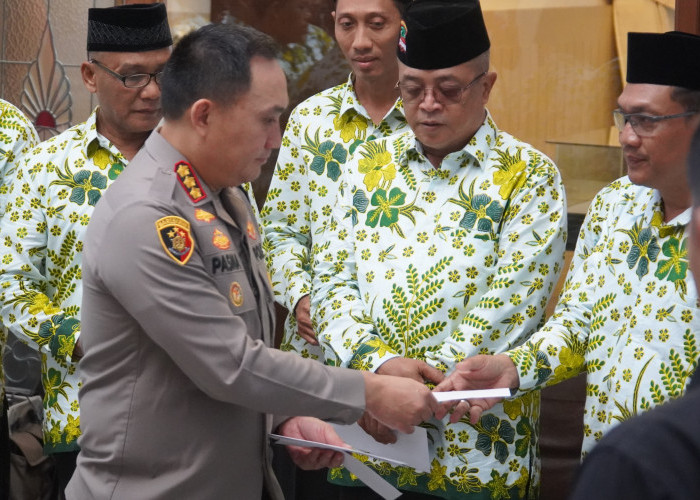 Kapolrestabes Surabaya Berangkatkan 17 Anggota TNI-Polri dan Masyarakat Umrah Gratis