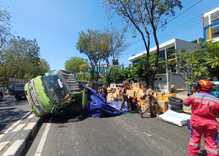 Truk Isuzu Terguling di Jalan Sulung Surabaya Akibat Ban Bocor, Sopir Selamat