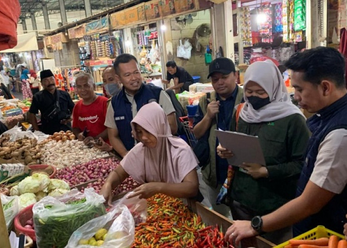 Polres Gresik dan Bapanas Sidak Harga Bapokting Pasca-Lebaran di Pasar Baru, Cabai Masih Mahal