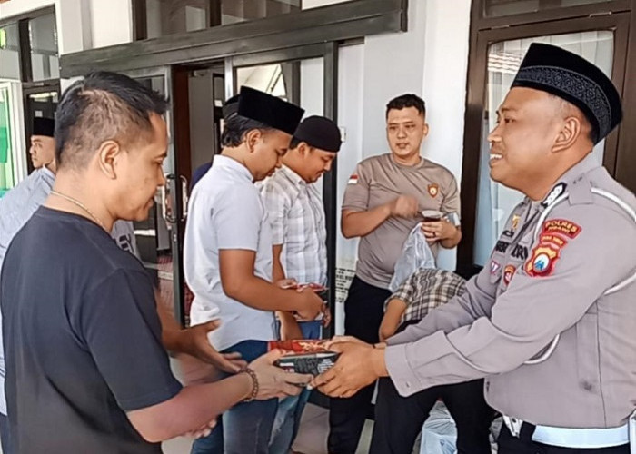 Polres Ngawi Gelar Jumat Berkah, Bagikan Nasi kepada Masyarakat
