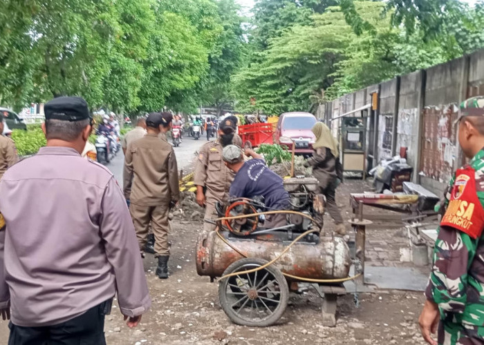 Sinergi Tiga Pilar, Polsek Rungkut Tertibkan PKL dan Parkir Liar Demi Kenyamanan Pengguna Jalan