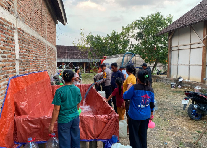 Polisi Ngawi Bersama BPBD Salurkan 5.500 Liter Air Bersih, Warga Pitu Ucapkan Terima Kasih