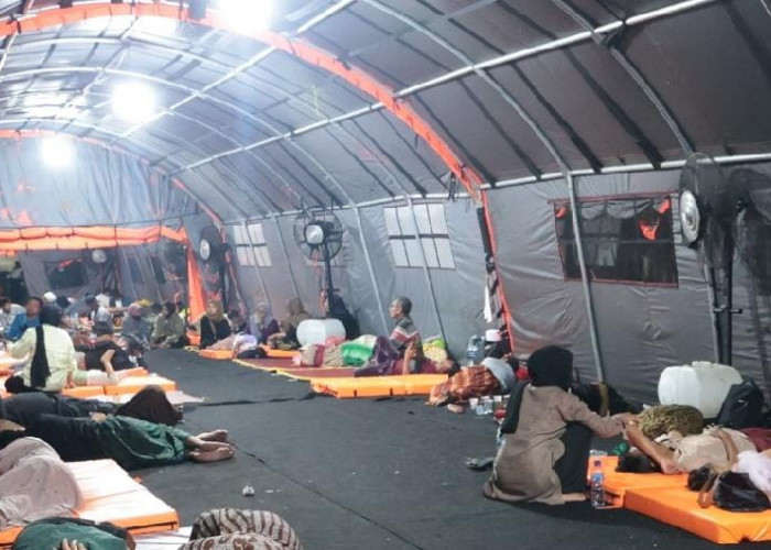 Tunggu Identifikasi, Intip Posko Crisis Center RS Bhayangkara Tempat Singgah Keluarga Korban Ponpes Al Khoziny