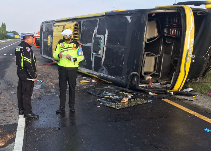 Diduga Sopir Mengantuk, Bus Sudiro Tungga Jaya Hantam Pembatas dan Terguling di Tol Jombang-Mojokerto