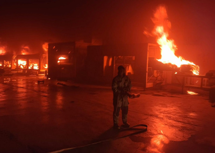 Dipicu Korsleting Mesin, Pabrik di Menganti Gresik Terbakar