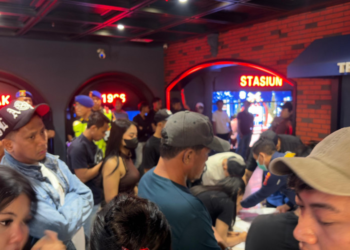 Petugas gabungan melakukan tes urine terhadap pengunjung Club Stasiun Surabaya.