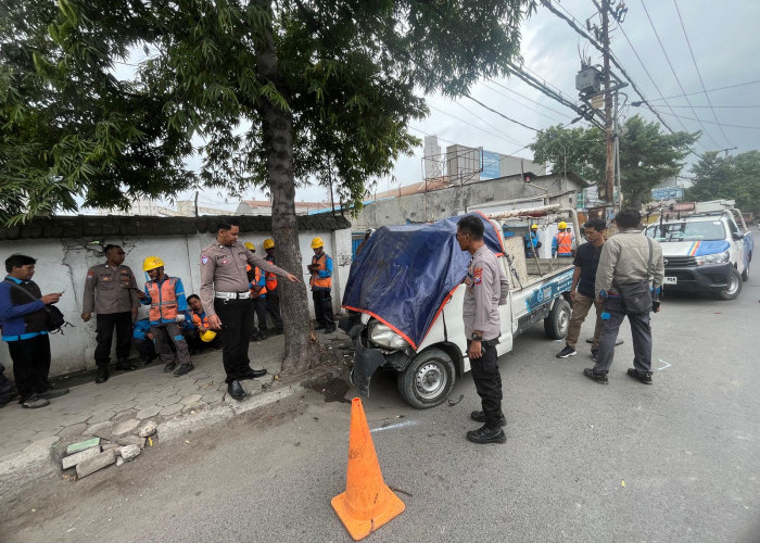 Diduga Mengantuk, Pengemudi Mobil PLN di Manyar Gresik Tewas Tabrak Pohon