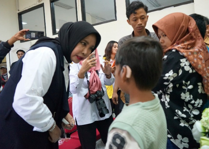 27 Warga Sidoarjo Terima Bantuan Alat Bantu Dengar