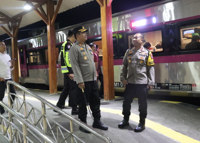 Pantau Lonjakan Penumpang Natal, Kapolres Nganjuk Tinjau Stasiun Kereta Api