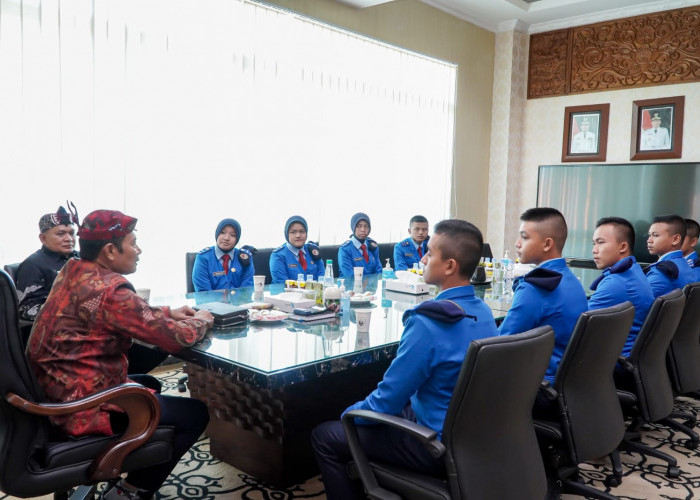 Siswa SMA Taruna Nusantara Lakukan Pesiar ke Ruang Kerja Bupati Lamongan