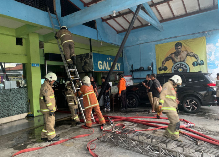 Korsleting Listrik, Atap Galaxy Gym Jalan Jarak Terbakar, Dua Orang Berhasil Dievakuasi