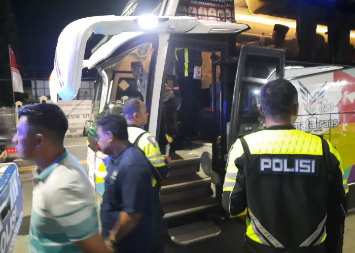 Nyaris Seruduk Mobil Wartawan, Bus Ugal-ugalan di Pantura Situbondo Dicegat Polisi