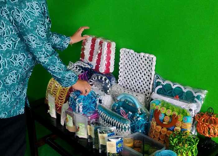 Ubah Sedotan Bekas Jadi Tas Cantik, Kreativitas BSU Griya Resik Jember Dilirik Wisatawan Jepang