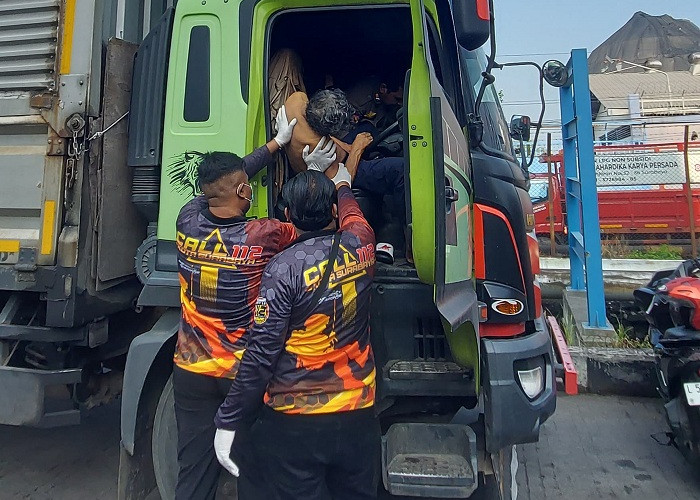 Geger, Sopir Ditemukan Tak Bernyawa dalam Kabin Truk di Jalan Nilam Timur Surabaya